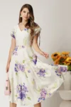 Rochie midi alba din viscoza cu flori mov in clos cu maneci scurte