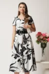Rochie midi alba in clos cu imprimeuri florale negre si curea in talie