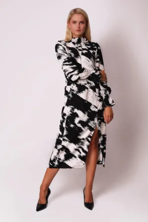Rochie midi alba si neagra cu talie elastica larga si maneci lungi DA1682