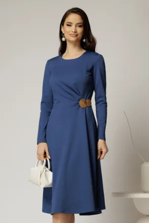 Rochie midi albastra clos cu accesoriu auriu in talie si pliuri