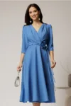 Rochie midi albastra din stofa in clos cu floare in talie