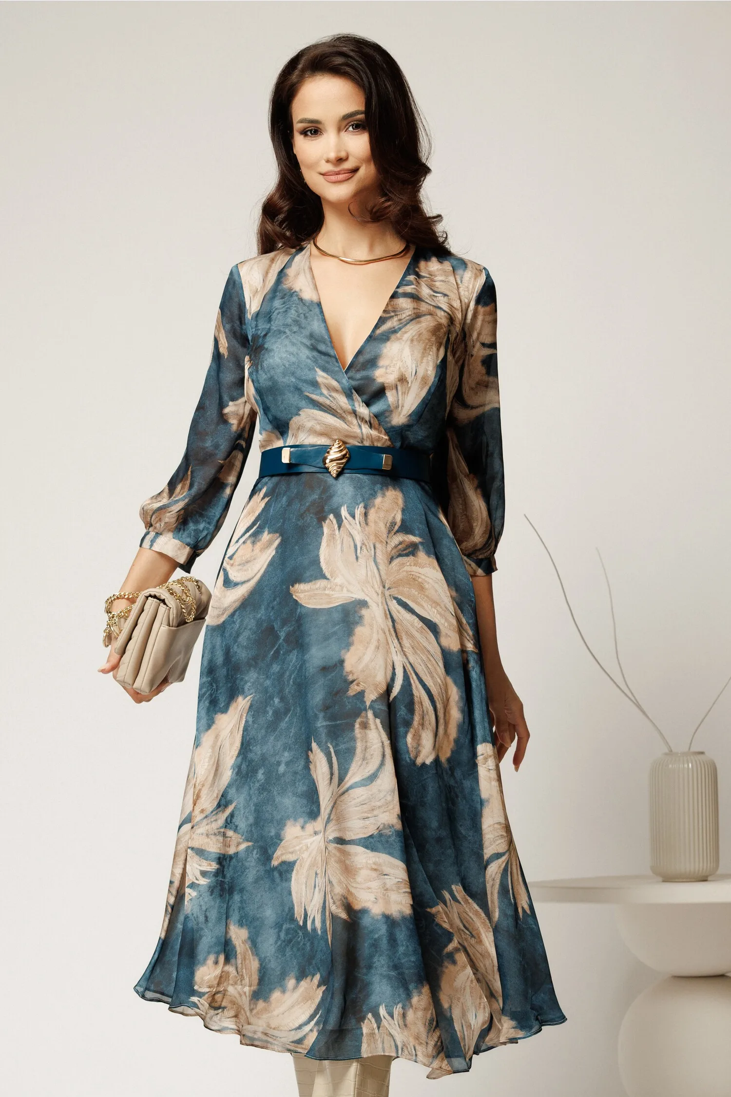 Rochie midi albastra din voal in clos cu imprimeu bej si curea in talie