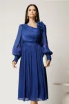 Rochie midi albastra din voal satinat in clos cu floare pe umar
