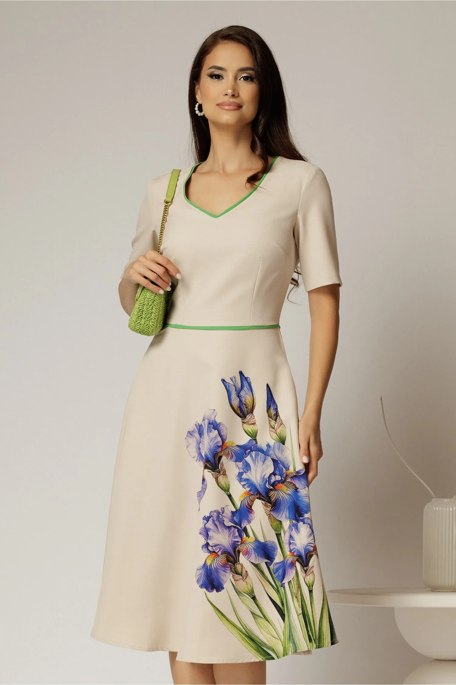 Rochie midi bej clos cu imprimeu indiggo si decolteu in V