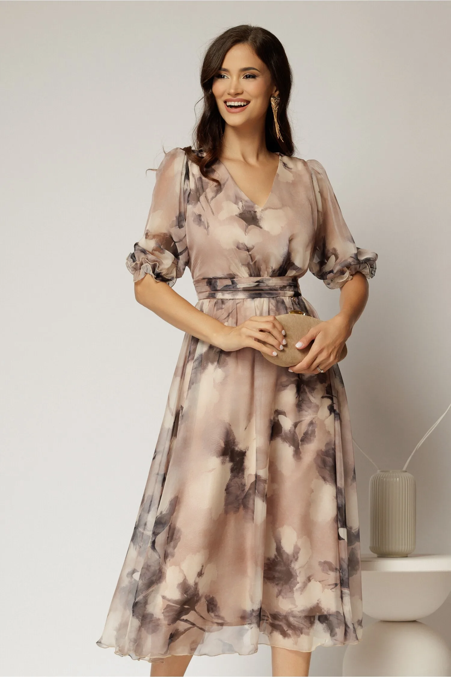 Rochie midi bej de ocazie cu imprimeuri gri si decolteu V