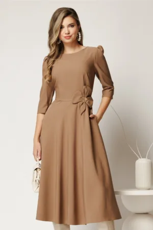 Rochie midi bej din stofa in clos cu floare in talie