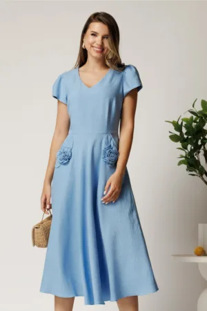 Rochie midi bleu din material fluid in clos cu trandafiri pe buzunare