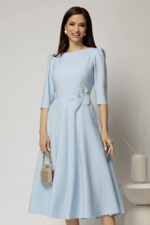 Rochie midi bleu din stofa in clos cu floare in talie