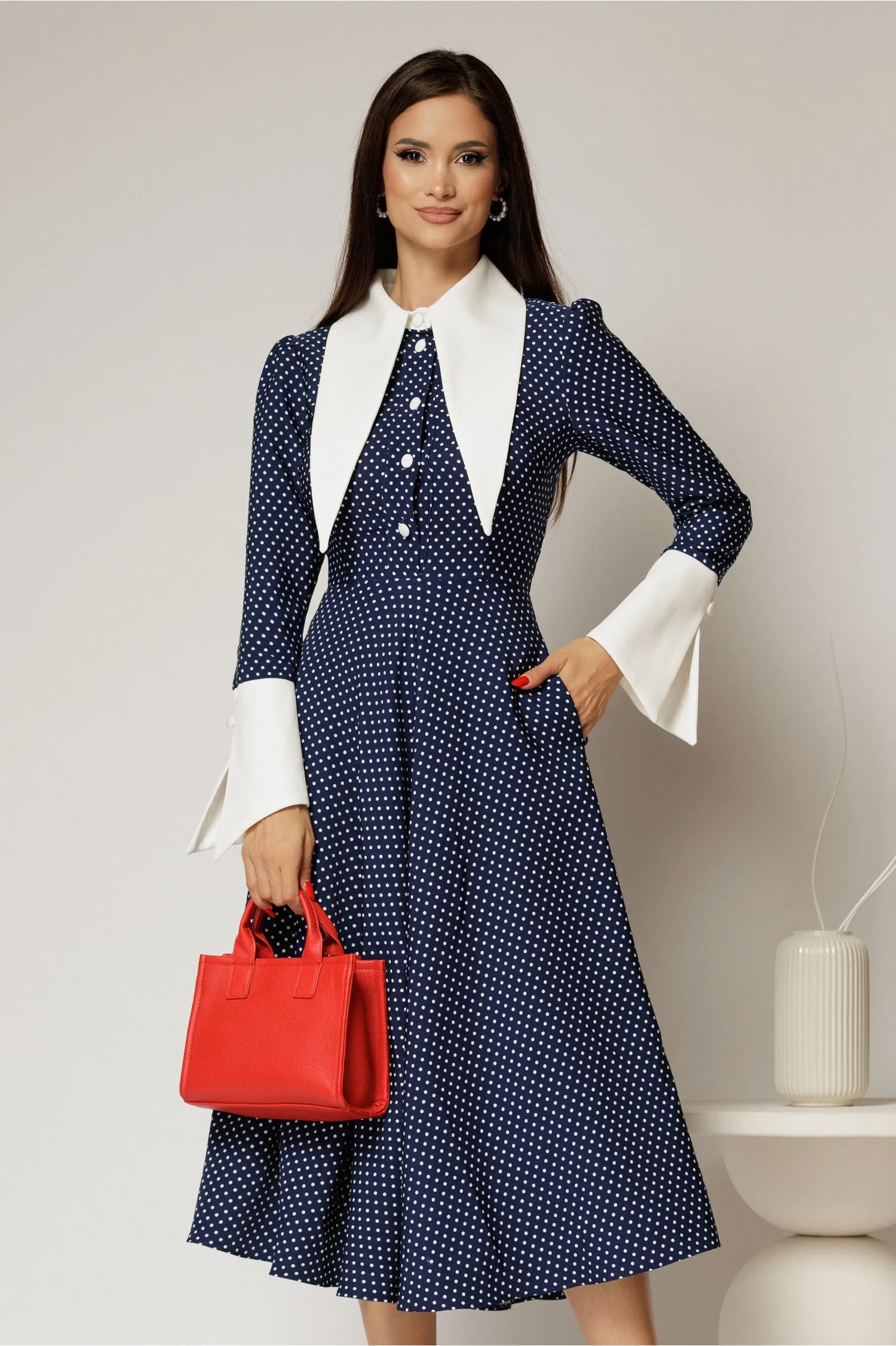 Rochie midi bleumarin cu buline mici si guler ascutit