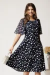 Rochie midi bleumarin din lycra in clini cu buline asimetrice