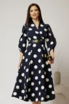 Rochie midi bleumarin din stofa in clos cu buline mari si curea in talie