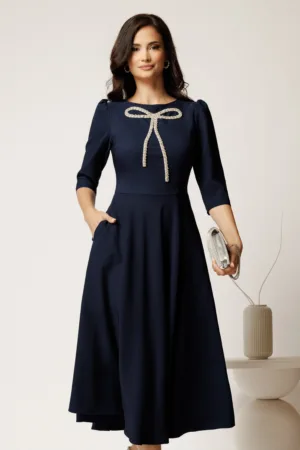 Rochie midi bleumarin din stofa in clos cu funda si strasuri pe bust