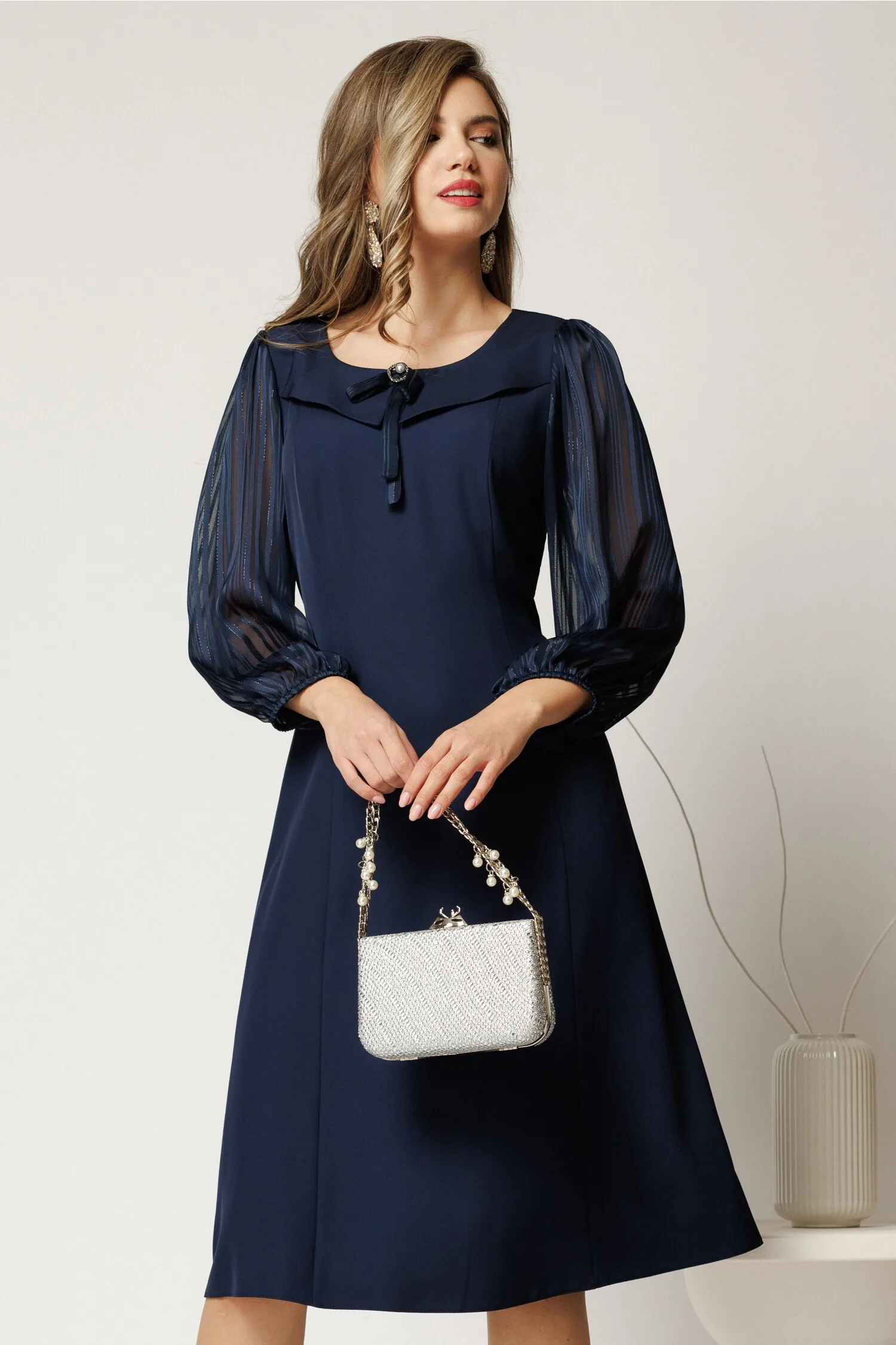 Rochie midi bleumarin din triplu voal cu maneci si insertii din fir lurex si satin