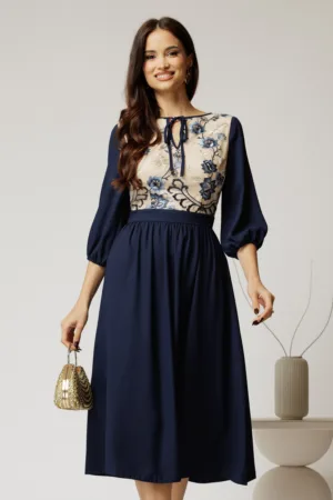 Rochie midi bleumarin din triplu voal in clos cu bust bej din dantela