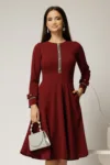 Rochie midi bordo din crep cu nasturi si benzi pe bust