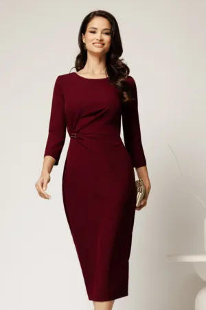 Rochie midi bordo din stofa cu croi cambrat si accesoriu in talie