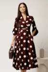 Rochie midi bordo din stofa in clos cu buline mari si curea in talie