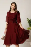 Rochie midi bordo din voal in clos cu broderie florala pe talie