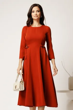 Rochie midi caramizie din stofa in clos cu catarame in talie