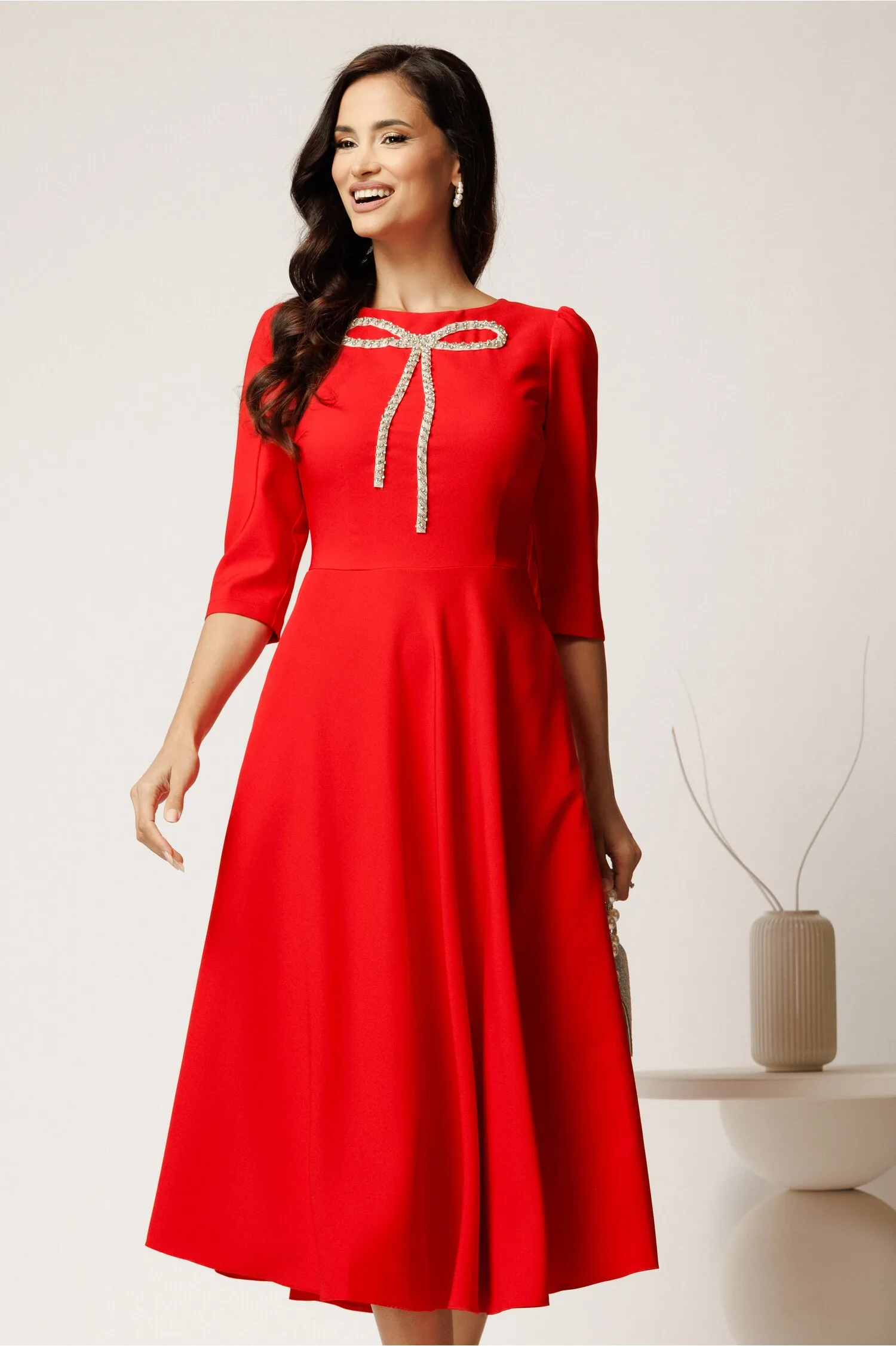 Rochie midi corai din stofa in clos cu funda si strasuri pe bust