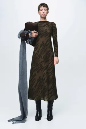 Rochie midi cu animal print si maneci lungi