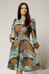 Rochie midi cu imprimeu verde maro si decupaj la decolteu