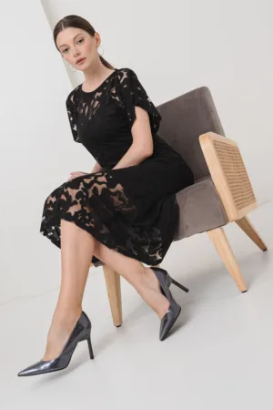 Rochie midi cu strat exterior floral si fronseu lateral