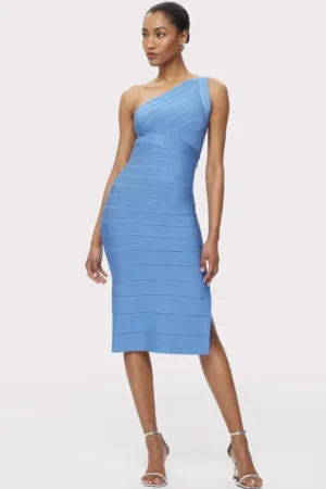 Rochie midi cu umarul gol si efect de sculptare a siluetei