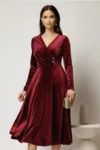 Rochie midi din catifea bordo cu bustul petrecut si nasturi eleganti