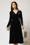 Rochie midi din catifea neagra cu bustul petrecut si nasturi eleganti