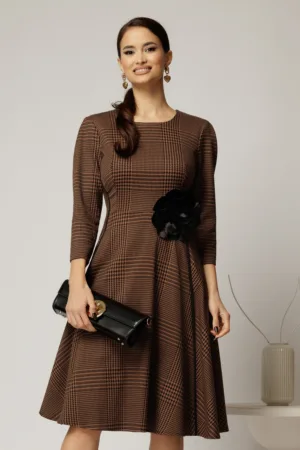 Rochie midi din stofa carou maro si finisaje negre