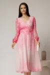 Rochie midi din voal roz cu imprimeuri fucsia si decolteu petrecut