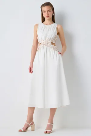 Rochie midi evazata cu decupaj pe spate si detalii florale