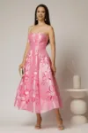 Rochie midi fucsia de ocazie cu decupaje florale si perle