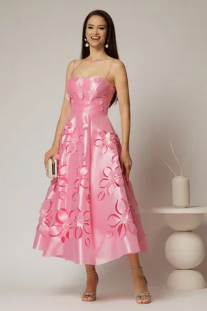 Rochie midi fucsia de ocazie cu decupaje florale si perle