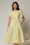 Rochie midi galbena de ocazie cu aplicatie in talie cu margele si maneci decupate