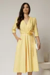 Rochie midi galbena din stofa in clos cu floare in talie