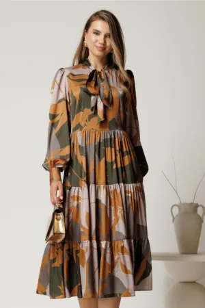 Rochie midi gri cu imprimeu galben din voal satinat in clos