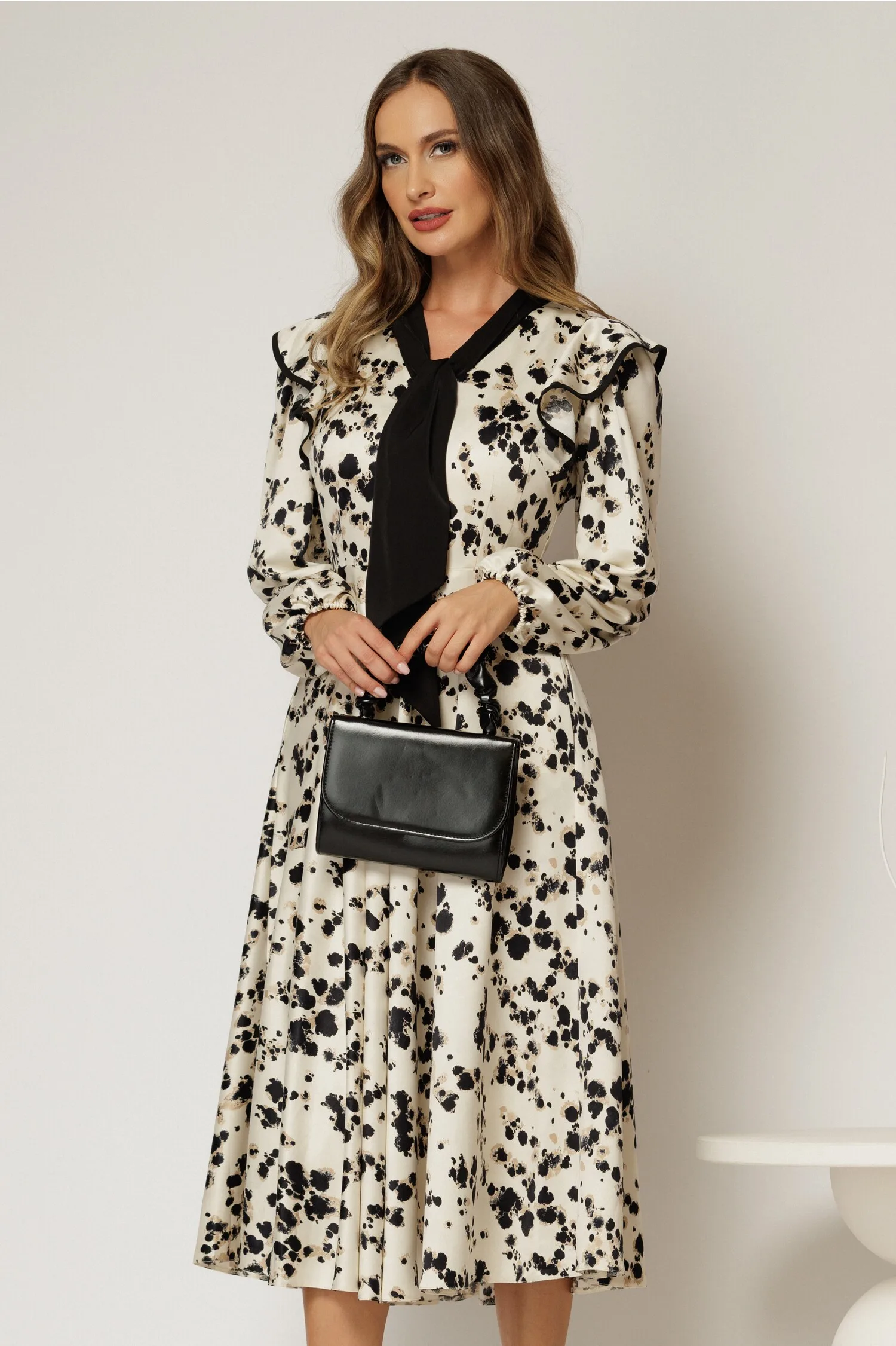 Rochie midi ivoire cu imprimeuri bej negru si guler tip esarfa