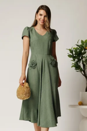 Rochie midi kaki din material fluid in clos cu trandafiri pe buzunare