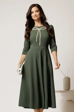Rochie midi kaki din stofa in clos cu funda si strasuri pe bust