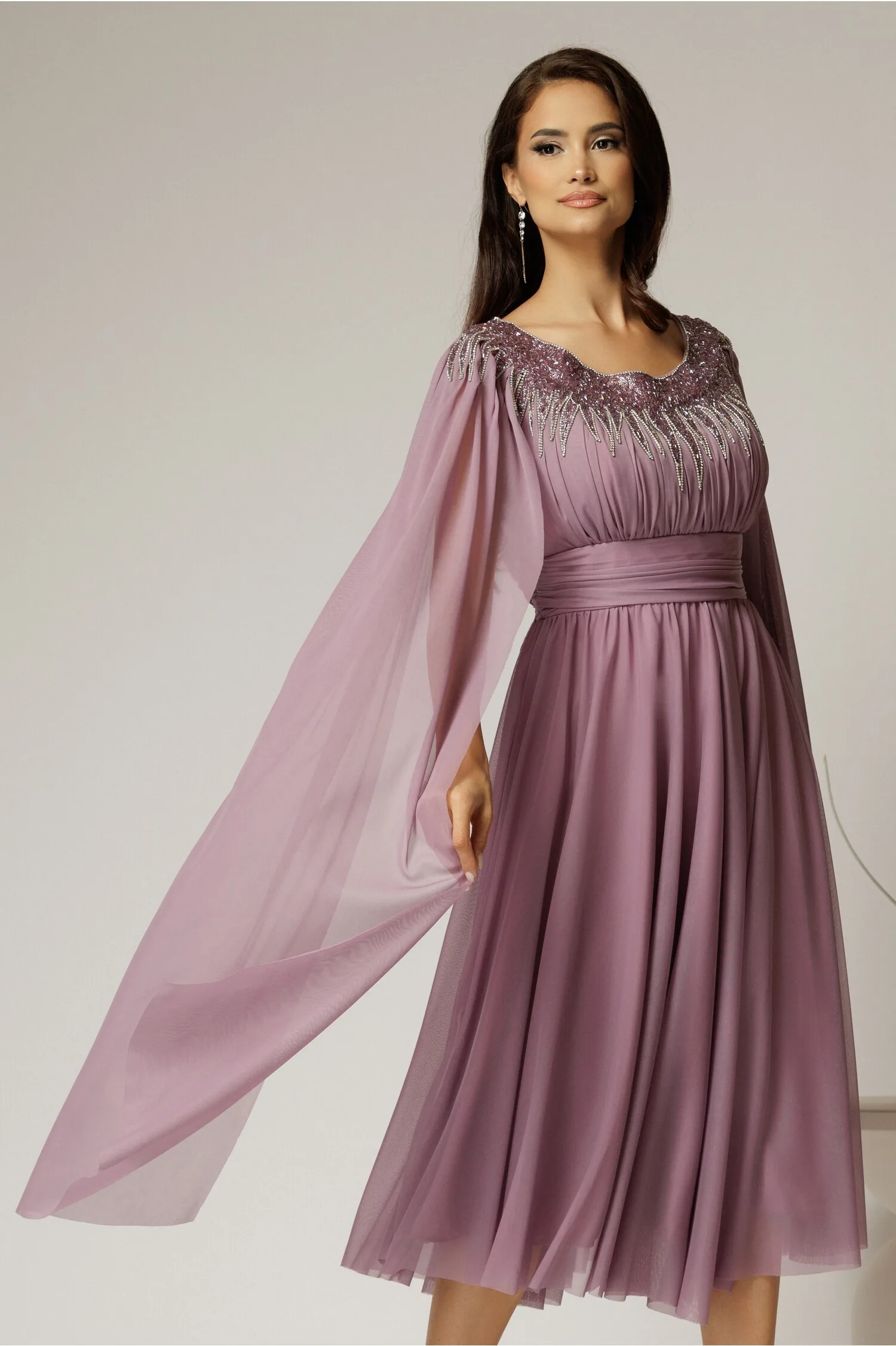 Rochie midi lila de ocazie din tul cu aplicatii la decolteu si maneci lungi