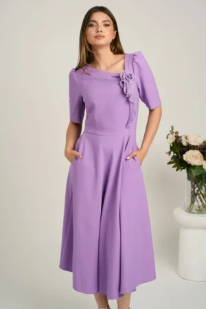 Rochie midi lila din stofa in clos cu floare si margelute- LaDonna
