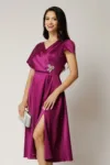 Rochie midi magenta din satin in clos cu accesoriu din strasuri in talie