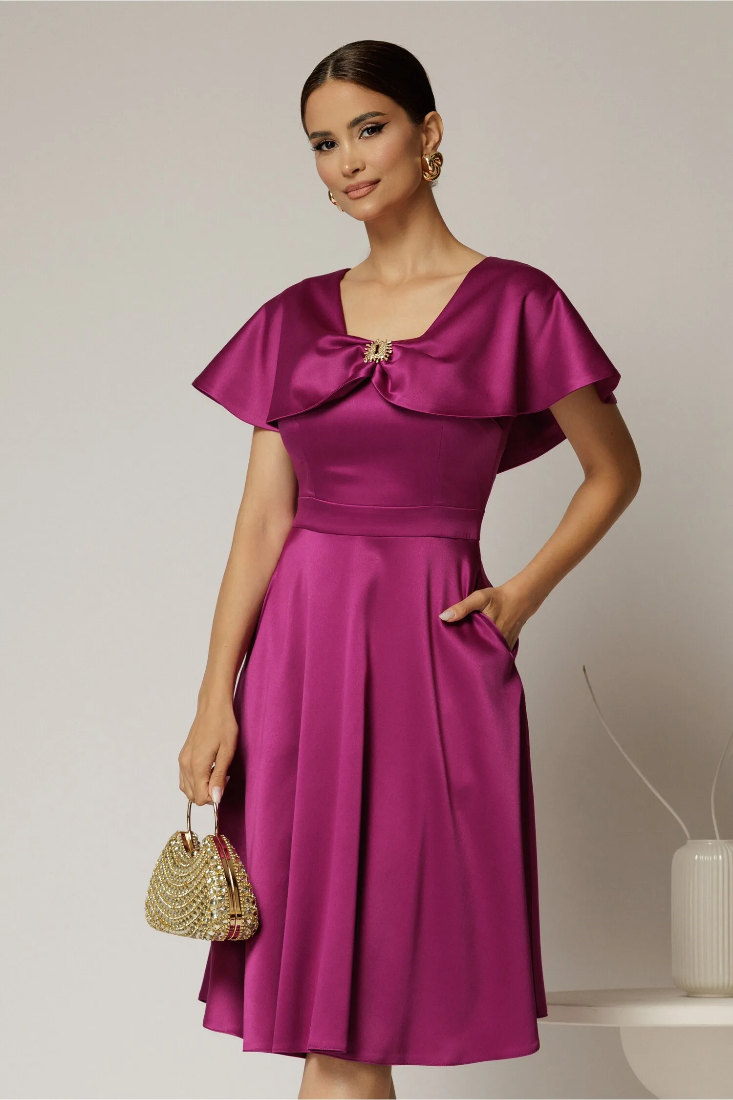 Rochie midi magenta din tafta cu decolteu barcuta si brosa