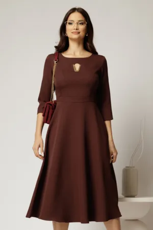 Rochie midi maro clos cu decupaj metalic la bust