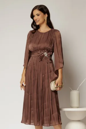 Rochie midi maro de ocazie din voal peliculizat cu perle pe talie