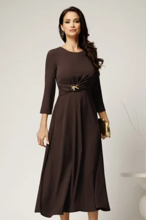 Rochie midi maro din crep in clos cu fronseu si aplicatie metalica in talie