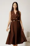 Rochie midi maro din stofa in clos cu floare si nasturi la bust