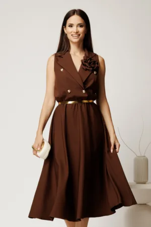 Rochie midi maro din stofa in clos cu floare si nasturi la bust